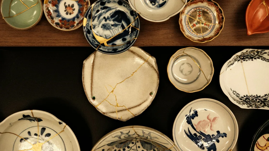 Conjunto de cuencos y platos de cerámica reparados con costuras doradas de kintsugi